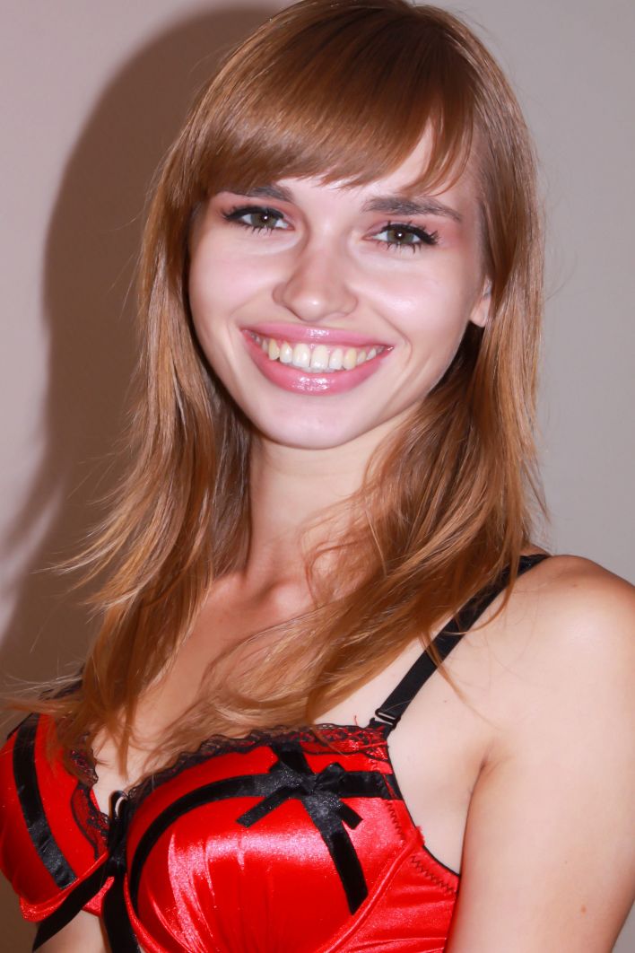 Natalia G in Beauty On Bed. Эскиз 30