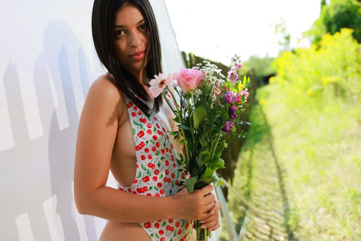Gia Rosse in Outdoor Studio. Thumb 12